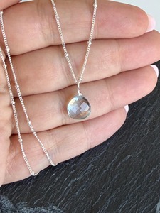 จี้รูปหยดน้ำสีฟ้าอควอมารีนพร้อมสร้อยคอแบบ Satellite Chain ดีไซน์เรียบหรู เงินแท้ 925 ประดับพลอยประจำเดือนมีนาคม เรืองแสงอย่างเป็นธรรมชาติ - Product Image 3