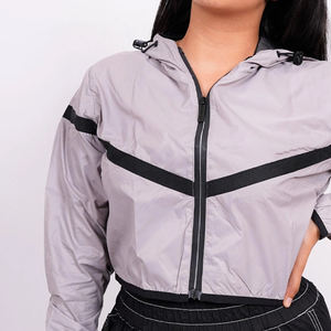 Veste coupe-vent légère pour femme en gris avec panneaux contrastés noirs et fermeture éclair, tissu en nylon à capuche, coupe courte - Product Image 2