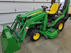 Nouveaux tracteurs utilitaires compacts John Deere 1025R 2025 à vendre avec tondeuse, chargeur et pelle rétrocaveuse 60 pouces 21,5-75 CV Fabriqués aux États-Unis à bas prix - Product Image 2