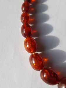 Collar con colgante de resina artística de primera calidad Diseño de color vibrante para apariencia moderna Boho Chic - Product Image 2