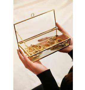 Boîte à bijoux en verre La conception de couleur argentée, inspirée par l'élégance royale, est le mélange parfait de glamour, de grâce et de minimalisme moderne - Product Image 6