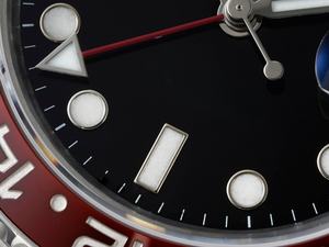 Los relojes de lujo de alta gama presentan movimientos con bisel rojo y azul. - Product Image 3