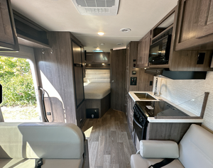 Remolque de Viaje Winnebago de Acero Inoxidable de 20 pies, Años 2023, 2022 y 2021, Económico, Capacidad de Carga de 800 lb, para Aventuras Familiares en Carretera - Product Image 3