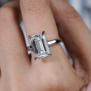 Bague solitaire en or blanc avec diamant taille émeraude exquis - Product Image 6
