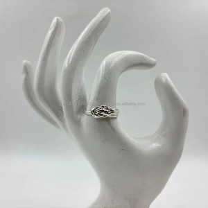 Bague en argent 92.5 de haute pureté bande classique faite à la main, style minimaliste pour l'élégance de tous les jours - Product Image 1