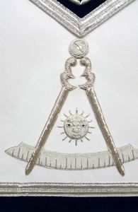 Delantal Masónico UAA Past Master Blue Lodge, Cuero Duradero, Forma Cuadrada, con Bordado a Mano de Hilos Plateados - Product Image 4