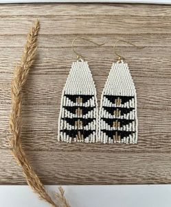 ต่างหูลูกปัดเม็ดเล็กลายดอกไม้คริสตัลสีขาวใสต่างหูพู่ยาวประดับเพชรและไข่มุกสไตล์ทันสมัยโดยงานฝีมือ HF - Product Image 1