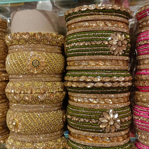 Brazaletes Kundan brillantes y brillantes de la mejor calidad con brazaletes Kundan bellamente elaborados para mejorar su aspecto y fiesta de boda - Product Image 1