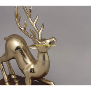 Figurine de renne en aluminium doré avec base en bois Statue de cerf moderne Décoration de Noël élégante Sculpture d'accent de collection - Product Image 4