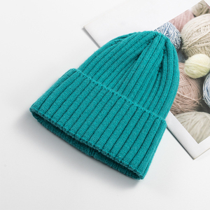 Gorro de Invierno Informal de Algodón 100% Negro con una Sola Franja Roja y Puño para Hombre y Mujer - Product Image 4