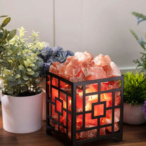Lampe de sel de l'Himalaya naturelle avec logo personnalisé, panier en bois, couleurs rose/orange/rouge, décoration artisanale pour la maison par Himalayan Impex - Product Image 4