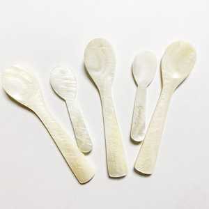 Cuchara de caviar de nácar hecha a mano de alta calidad, cubiertos elegantes con acabado pulido para cocinas gourmet, hoteles, ocasiones especiales - Product Image 2