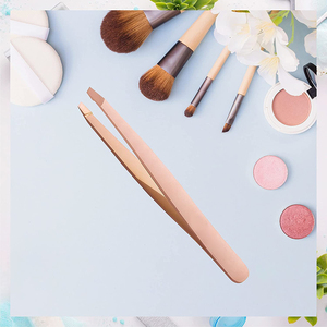 Pince à épiler inclinée couleur or rose pour l'épilation, la mise en forme des sourcils et l'épilation à la cire, avec étui - Product Image 3