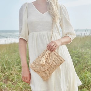 Sac à bandoulière en raphia crocheté de couleur naturelle unie avec des décorations de perles brodées avec des chaînes de lettres - Product Image 3