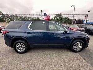 Chevrolet Traverse LT 2023, SUV con Volante a la Izquierda, Tapicería de Cuero, Neumáticos R19 - Product Image 4