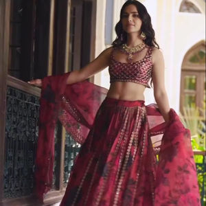 Lehenga choli แบบดั้งเดิมกับ dupatta ปักในผ้า Georgette faux เครื่องแต่งกายที่ทันสมัยสำหรับงานแต่งงานและงานปาร์ตี้ - Product Image 1