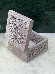 Boîte à bijoux en pierre savonneuse sculptée à la main, complexe et détaillée, pour un usage de petite taille. - Product Image 6