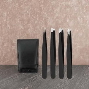 Ensemble de pinces à sourcils Divris Durable 4 pièces avec pointes inclinées en acier inoxydable noir et design moderne pointu et étui de voyage - Product Image 1