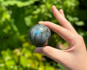 หินคริสตัลทรงกลมลาบราดอไรต์พรีเมี่ยมสำหรับป้องกันการกระตุ้นจิตวิญญาณ - Product Image 5