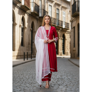 Ensemble Kurta en Chiffon Rouge Brodé avec Dupatta Blanche et Manches 3/4 - Product Image 1