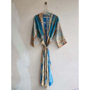 Kimono largo de seda crepé con estampado tie-dye estilo bohemio y bolsillos, ideal para damas de honor o como pareo de baño. - Product Image 3