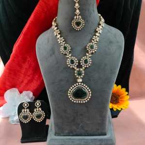 Conjunto de collar de moissanita Kundan de latón y vidrio con joyería de mujer Maang Tikka para uso nupcial bodas ocasiones festivas - Product Image 2