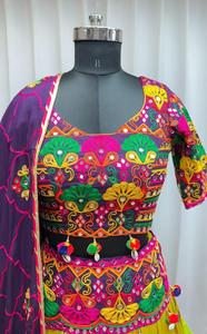 Chaniya Choli moderne en coton, style Navratri, broderie multi-fils, véritable travail de miroir, spécial pour la collection Navratri - Product Image 6