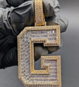 Colgante de Letra G Personalizado con Diamante Moissanite VVS, Plata de Ley 925, Colgante Moderno y Elegante para Unisex, para Usar en Fiestas - Product Image 1