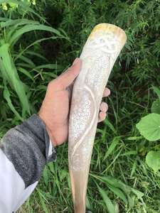 Cuerno para Beber de Búfalo con Logotipo Vikingo Tallado a Mano por Maestro Artesano, Revestimiento Interior Sublimado, Acabado Superbrillante, Lavable, para Camping - Product Image 3