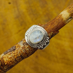 Joyería fina de Plata de Ley 925, anillo de forma ovalada bellamente diseñado, piedra lunar arcoíris, piedras preciosas, cabujón, corte informal para boda - Product Image 1