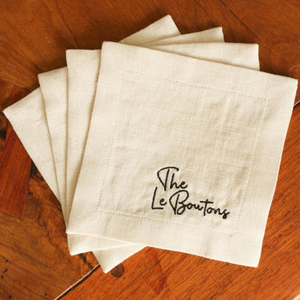 Servilletas bordadas hechas a mano de lino orgánico con forma cuadrada de monograma personalizado para ocasiones especiales de aniversario de boda - Product Image 4