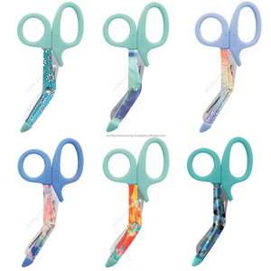 Tijeras Quirúrgicas StyleMate con Hojas Recubiertas con Estampado de Moda, Acero Inoxidable 420, Serradas, Autoclavables a 143°C - Product Image 6