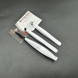 Pinzas de cejas blancas y negras con logotipo personalizado, pinzas de cejas con puntas puntiagudas inclinadas de acero sostenible con tijera de resorte - Product Image 3