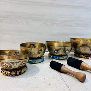 Cuenco de Metal de bronce inspirado en el Himalaya, artesanía budista de estilo tradicional para curación de Chakras y terapia de baño de sonido - Product Image 3