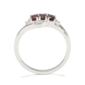 Bague en spinelle violette et zircon blanc 0,81 carat taille brillant sertie griffes origine Madagascar 8x16mm argent sterling 925 Intrigue - Product Image 3