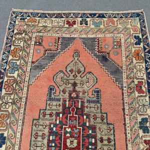 Alfombra Turca Vintage de 0.4x7.1 pies, Alfombra de Lana Abstracta Roja y Azul - Product Image 3