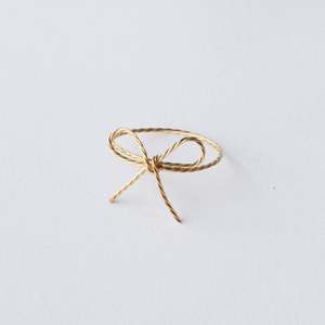 Anneaux de serviette de luxe en or avec nœud fait à la main porte-serviettes en métal pour mariage ou décor de table spécial - Product Image 1