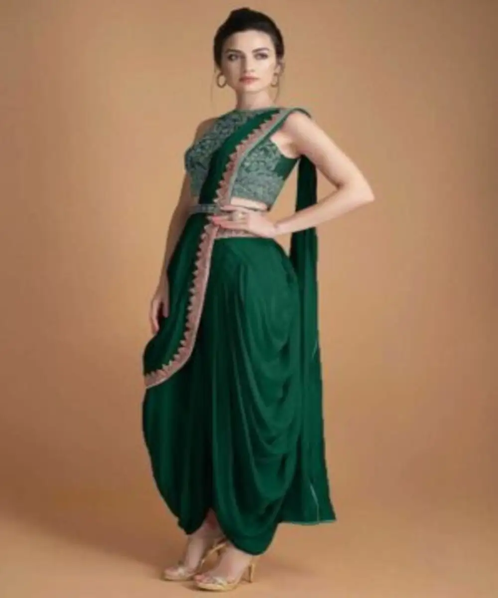 Designer elegante abito indiano vestito Pakistani con ricami per eventi formali.