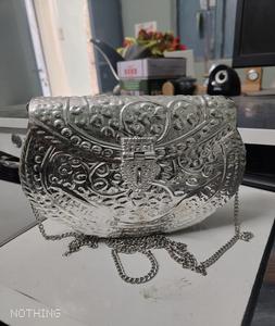 กระเป๋าคลัทช์ทรงสี่เหลี่ยมผืนผ้าทำมือจากทองเหลืองคุณภาพพรีเมียมอินเดีย ชุบเงินออกซิไดซ์ ดีไซน์ทันสมัย เหมาะสำหรับงานแต่งงาน - Product Image 1