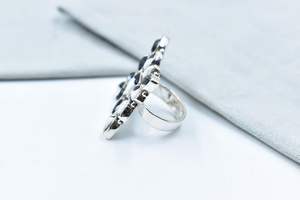 Bague ajustable en argent sterling et buffle blanc faite à la main Bijoux artisanaux uniques Bague bohème en pierres précieuses pour femmes - Product Image 2