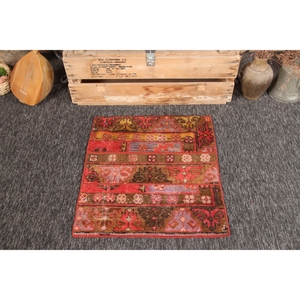Alfombra turca vintage de 2.3x2.6 pies (70x80 cm), patchwork rojo geométrico con elementos florales. - Product Image 1