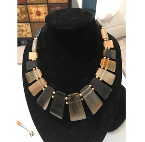 Collier en corne de buffle naturelle fait main, bijoux écologiques et tendance - Product Image 1