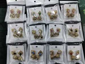 Pendientes pequeños Jhumki Diseño elegante de cristal y cuentas - Product Image 3