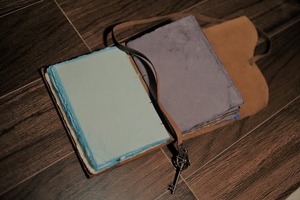 Diario de cuero multicolor Unisex vintage con borde de cubierta Costura de sillín de papel y encuadernación de costura - Product Image 2