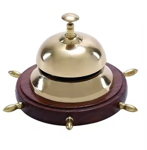 Cloche de bureau en laiton tendance, forme de roue de bateau, finition dorée, base en bois, cloche de table décorative antique, utilisée dans la maison, l'hôtel, le restaurant - Product Image 1