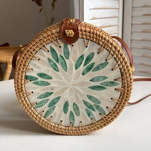 Bolso cruzado de ratán con incrustaciones en el centro de perlas para mujer, bandolera de diseño elegante con círculo Bali, venta al por mayor - Product Image 6