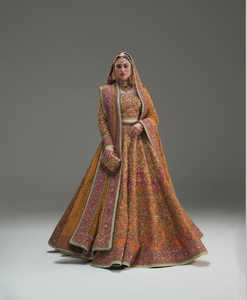 Ropa de Novia Paquistaní Moderna y Lujosa con Elegante Bordado a Mano, Encaje y Piedras Brillantes para un Estilo de Boda Tradicional Atemporal - Product Image 3