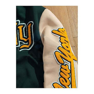 Chaqueta Universitaria Premium con Bloques de Color y Letras Gráficas, Cierre de Botones, Suave y Cómoda, de Poliéster, Corte Regular, Verde Oscuro y Albaricoque - Product Image 3