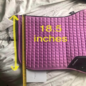 แผ่นรองอานม้าลายโลโก้แบบกำหนดเอง ลายกระโดดข้ามสิ่งกีดขวาง แผ่นรองอานม้าแบบอังกฤษ ผู้ผลิตขายส่ง คันปูร์ อินเดีย - Product Image 3