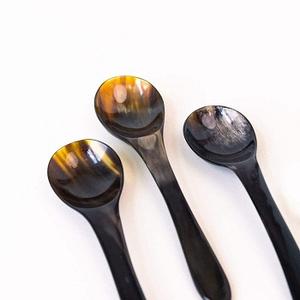 Cuchara de cuerno con mango curvo Utensilios de cocina personalizables con cuchara de cuerno de búfalo pulido de f s i - Product Image 1